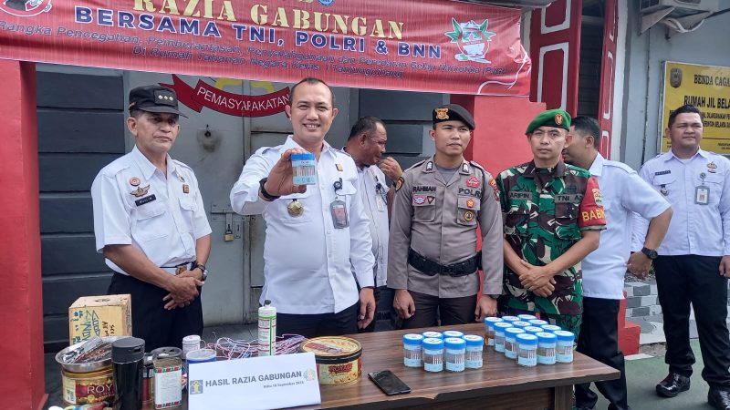 Karutan Tanjungpinang saat menunjukkan hasil tes urine, Rabu (18/9/2024) foto Indrapriyadi