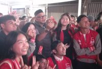 Walikota Tanjungpinang terpilih Lis Darmansyah bersama gen Z, Sabtu (30/11/2024) foto: Indrapriyadi 