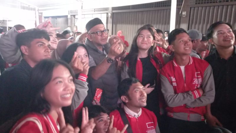 Walikota Tanjungpinang terpilih Lis Darmansyah bersama gen Z, Sabtu (30/11/2024) foto: Indrapriyadi 