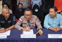 Kapolsek Bintan Timur AKP Khapandi didampingi Kasihumas Iptu Prasojo dan Kanit Reskrim Iptu Richie Putra dalam konfrensi pers di Mapolsek Bintan Timur, Selasa (14/1/2025) foto: Polres Bintan 