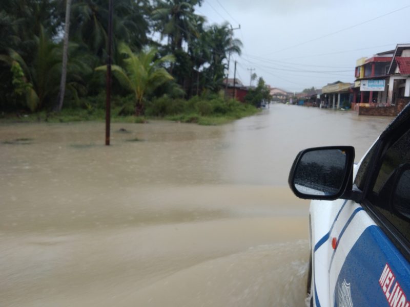 Petugas Polsek Daik Lingga Patroli di kawasan terdampak banjir akibat hujan, Sabtu (18/1/2025) foto: Polres Lingga/Herdoni