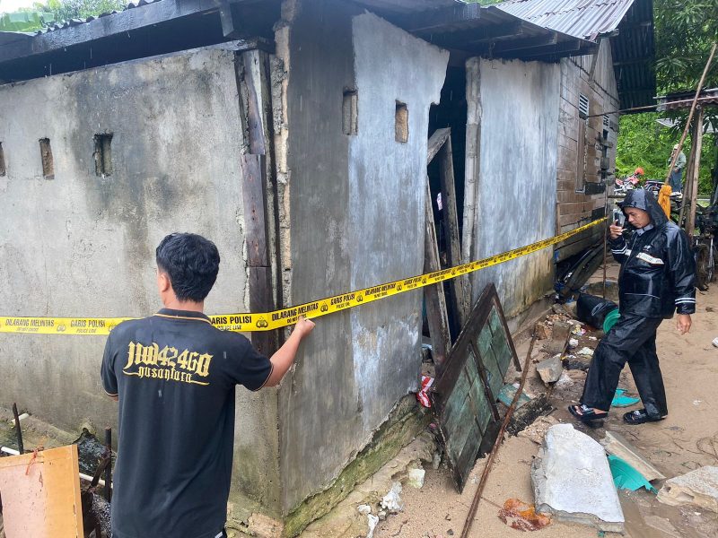 Satreskrim Polres Lingga memasang garis polisi di lokasi kejadian, Senin (20/1/2025) foto: Polres Lingga/Herdoni 