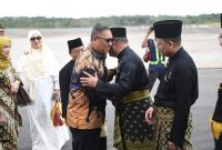 Nyanyang Haris Pratamura tiba di Tanjungpinang disambut dengan hangat oleh sejumlah tokoh di Bandara RHF Tanjungpinang, Jumat (21/2/2025) foto: Diskomdigi Kepri