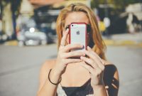 Seorang wanita tengah mengambil gambar menggunakan HP iPhone (Foto: ilustrasi/ Pixabay)
