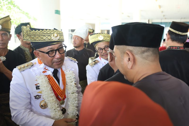 Walikota Tanjungpinang Lis Darmansyah saat tiba di Bandara RHF Tanjungpinang, Sabtu (1/3/2025) foto: Istimewa 