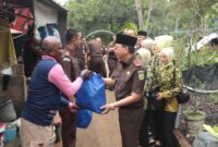 Penyerahan Paket sembako Kejati Kepri kepada warga kurang mampu, Jum’at (21/3/2025) foto: Kejati Kepri 