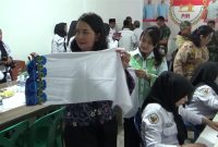 Ketua IKKT Pragati Wira Anggini Cabang BS XI Kogabwilhan I, Ny. Mia Kunto Arief Wibowo, menunjukkan hasil pelatihan menjahit, Minggu (2/3/2025) foto: Istimewa 