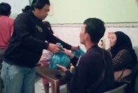 Owner Laba Laba Coffee membagikan paket sembako kepada pengunjung yang menyaksikan pertandingan Indonesia vs Bahrain, Selasa (25/3/2025) malam, Foto: Indrapriyadi 