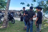 Para wisatawan lokal mengunjungi Pantai Trikora, Rabu (2/4/2025) foto,: Indrapriyadi 
