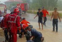 Proses dramatis evakuasi seorang anak terperosok ke dalam parit, Rabu (9/4/2025) foto: istimewa 