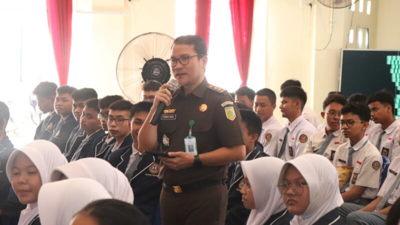Salah seorang narasumber dari Kejati Kepri berikan materi kepada siswa pada program Jaksa Masuk Sekolah, Selasa (29/4/2025) foto: Penkum Kejati Kepri