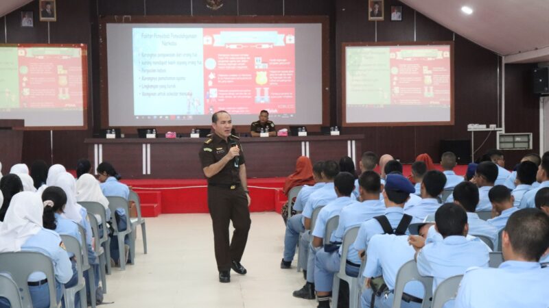 Tim JMS Kejaksaan Tinggi Kepri memberikan penyuluhan hukum di kalangan pelajar Batam, Kamis (8/5/2025) foto: Penkum Kejati Kepri 