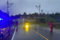 Personel Polresta Tanjungpinang mengatur arus lalulintas di Jalan Daeng Celak saat kondisi banjir, Minggu (18/5/2025) foto: Polresta Tanjungpinang 