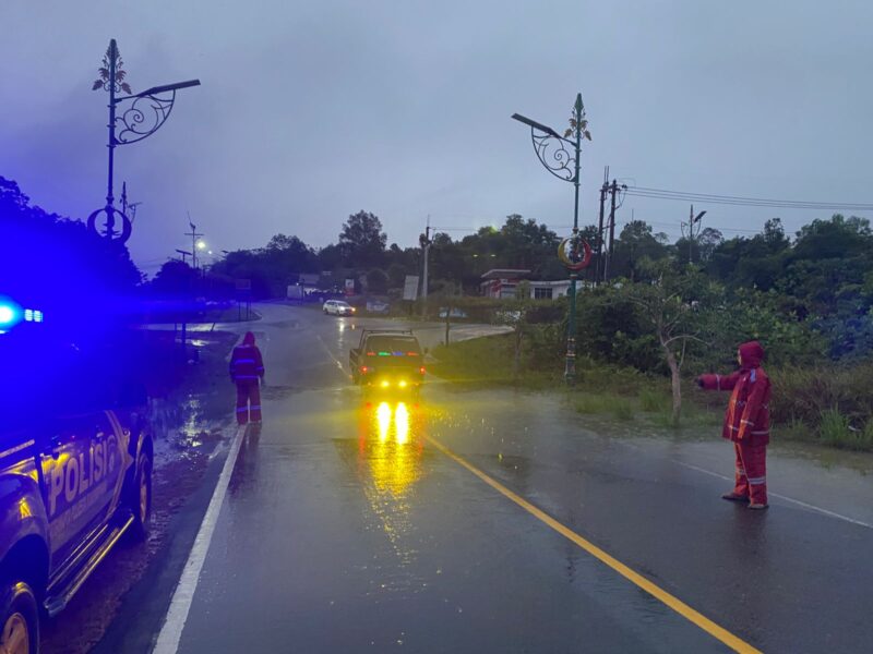 Personel Polresta Tanjungpinang mengatur arus lalulintas di Jalan Daeng Celak saat kondisi banjir, Minggu (18/5/2025) foto: Polresta Tanjungpinang 