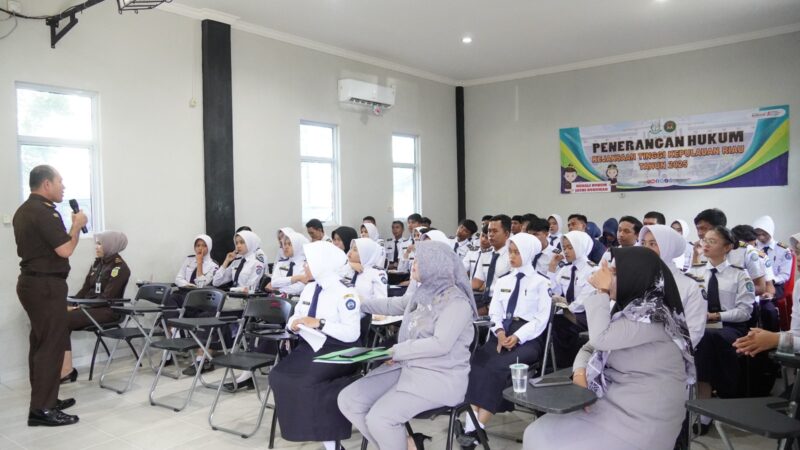 Mahasiswi STIKES Hang Tuah mendengarkan paparan Kasi Penkum Kejati Kepri pada kegiatan Jaksa Masuk Sekolah, Senin (26/5/2025) foto: Penkum Kejati Kepri 