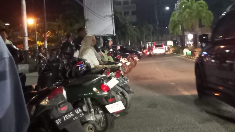 Kondisi perparkiran di Tepi Laut Tanjungpinang, Jum’at (20/6/2025) malam foto: Indrapriyadi 