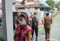 Kejati Kepri menahan Direktur Umum LPP TVRI akibat kasus korupsi, Selasa (10/6/2025) foto: Kejati Kepri