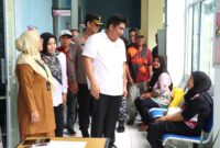 Bupati Bintan menyapa pasien di Puskesmas Tambelan, Senin (16/6/2025) foto: Pemkab Bintan 