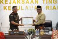 Penyerahan penghargaan kepada Kejati Kepri atas pendampingan hukum, Selasa (24/6/2025) foto: Penkum Kejati Kepri