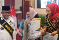 Lis dan Weni dikukuhkan sebagai Ayah Bunda Genre Tanjungpinang, Rabu (16/7/2025) foto: istimewa 