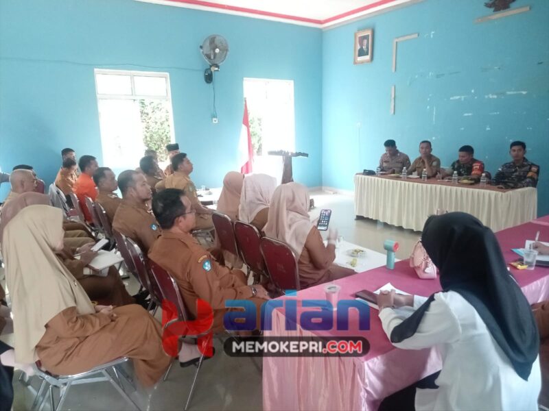 Plt Camat Jemaja memimpin rapat persiapan perayaan HUT RI ke-80, Selasa (22/7/2025) foto: Wan Yudi
