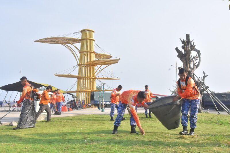 Aksi gotong royong Lanud RHF dan Satrad 313 Tanjungpinang di Tugu Sirih Tepi Laut Tanjungpinang, Sabtu (26/7/2025) foto: Lanud RHF Tanjungpinang 