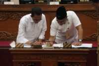 Kepala BP Batam saat menandatangani berita acara pada Paripurna DPRD Batam, Jumat (4/7/2025) foto: istimewa 