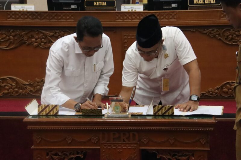Kepala BP Batam saat menandatangani berita acara pada Paripurna DPRD Batam, Jumat (4/7/2025) foto: istimewa 