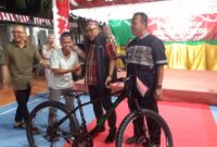 Walikota Tanjungpinang saat berikan Doorprize Sepeda, Sabtu (23/8/2025) foto: Indrapriyadi 