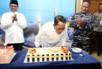 Walikota Batam Amsakar Achmad meniup lilin ulang tahunnya ke 57, Jumat (1/8/2025) foto: Pemko Batam