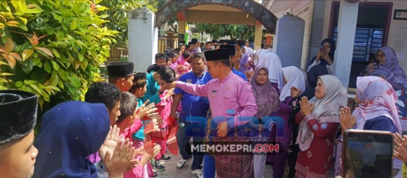 Bupati Anambas saat meninjau salah satu Sekolah di Siantan, Jumat (1/8/2025) foto: Wan Yudi