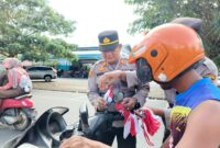 Kapolsek Tanjungpinang Timur bagikan Bendera Merah Putih kepada pengendara di depan Mako Polsek Tanjungpinang Timur, Sabtu (2/8/2025) foto: istimewa 