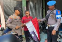 Personel Polsek Daik Lingga ajak warga kibarkan bendera merah putih, Rabu (6/8/2025) foto: Herdoni 