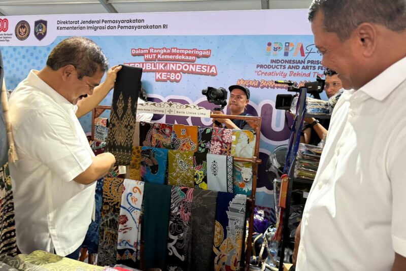 Menteri Imipas Agus Andrianto memborong batik karya Lapas Cipinang, Sabtu (9/8/2025) foto: Ragil