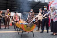 Pemusnahan barang bukti narkotika di halaman Kantor Kejari Tanjungpinang, Kamis (14/8/2025) foto: istimewa 