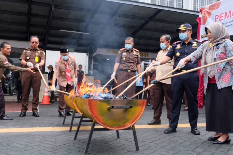 Pemusnahan barang bukti narkotika di halaman Kantor Kejari Tanjungpinang, Kamis (14/8/2025) foto: istimewa 
