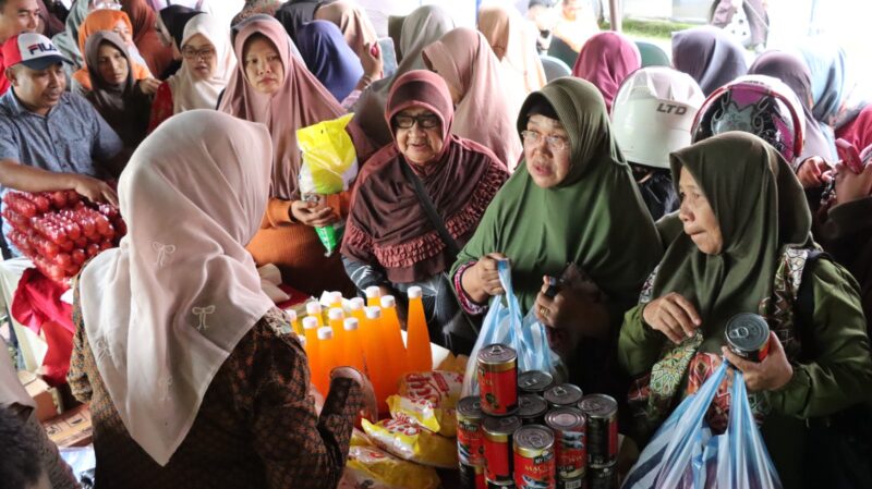 Warga serbu gerakan pangan murah Polres Lingga, Jumat (15/8/2025) foto: Herdoni/Polres Lingga 