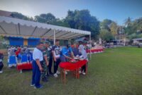 Pemotongan tumpeng sebagai tanda dimulainya senam sehat bersama, Kamis (28/8/2025) foto: Wan Yudi 