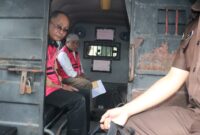 Dua dari tiga tersangka Kasus Korupsi Kuota Rokok saat di tahan Kejaksaan Tinggi Kepri, Kamis (28/8/2025) foto: Penkum Kejati Kepri 
