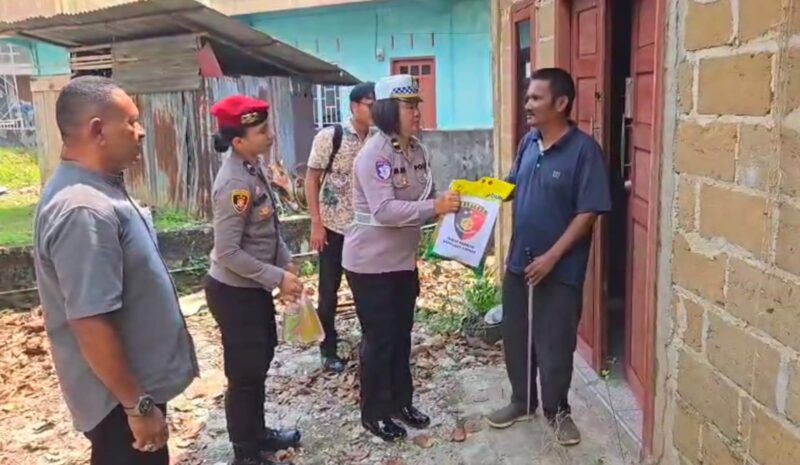 Polwan Polres Lingga saat berikan bantuan sembako, Jumat (29/8/2025) foto: istimewa 