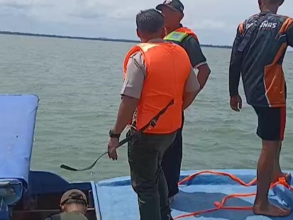 Tim SAR, mahasiswa KKN UMRAH dan masyarakat Desa Busung masih berupaya mencari keberadaan Misran, Selasa (19/8/2025) foto: istimewa 