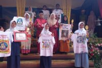 Wakil Walikota Tanjungpinang bersama para juara lukisan kaos di Museum Daerah Tanjungpinang Sultan Sulaiman Badrul Alamsyah,Jumat (19/9/2025) foto: Indrapriyadi 