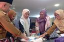 Tim dari Perpustakaan Nasional melihat langsung hasil kerajinan tangan di Perpustakaan cermin Pintar Kelurahan Bukit Cermin, Selasa (30/9/2025) foto: Indrapriyadi 