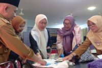 Tim dari Perpustakaan Nasional melihat langsung hasil kerajinan tangan di Perpustakaan cermin Pintar Kelurahan Bukit Cermin, Selasa (30/9/2025) foto: Indrapriyadi 