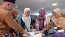 Tim dari Perpustakaan Nasional melihat langsung hasil kerajinan tangan di Perpustakaan cermin Pintar Kelurahan Bukit Cermin, Selasa (30/9/2025) foto: Indrapriyadi 