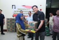 Ditresnarkoba Polda Kepri salurkan bantuan sembako kepada keluarga tahanan, Selasa (23/9/2025) foto: Polda Kepri 
