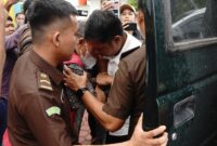 Kedua tersangka kasus dugaan korupsi PNBP jasa penundaan kapal di tahan oleh Kejati Kepri, Selasa (30/9/2025) foto: Penkum Kejati Kepri 