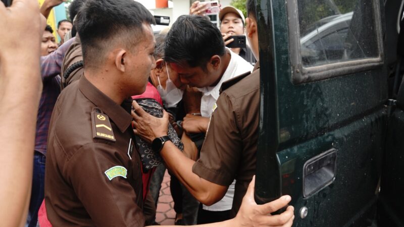 Kedua tersangka kasus dugaan korupsi PNBP jasa penundaan kapal di tahan oleh Kejati Kepri, Selasa (30/9/2025) foto: Penkum Kejati Kepri 