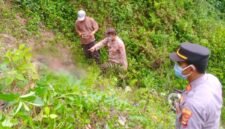 Penemuan mayat seorang pria oleh Polsek Semaka, Selasa (30/9/2025) foto: Sapruddin 