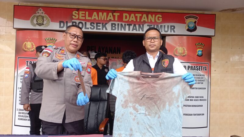 Kapolsek Bintan Timur dan Kanit Reskrim menunjukkan barang bukti pisau dan baju yang bersimbah darah, Kamis (9/10/2025) foto: Indrapriyadi 
